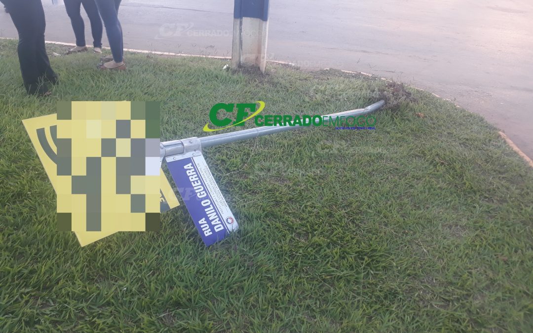 LEM: Motociclista colide em placa de sinalização após ser fechada por veículo.