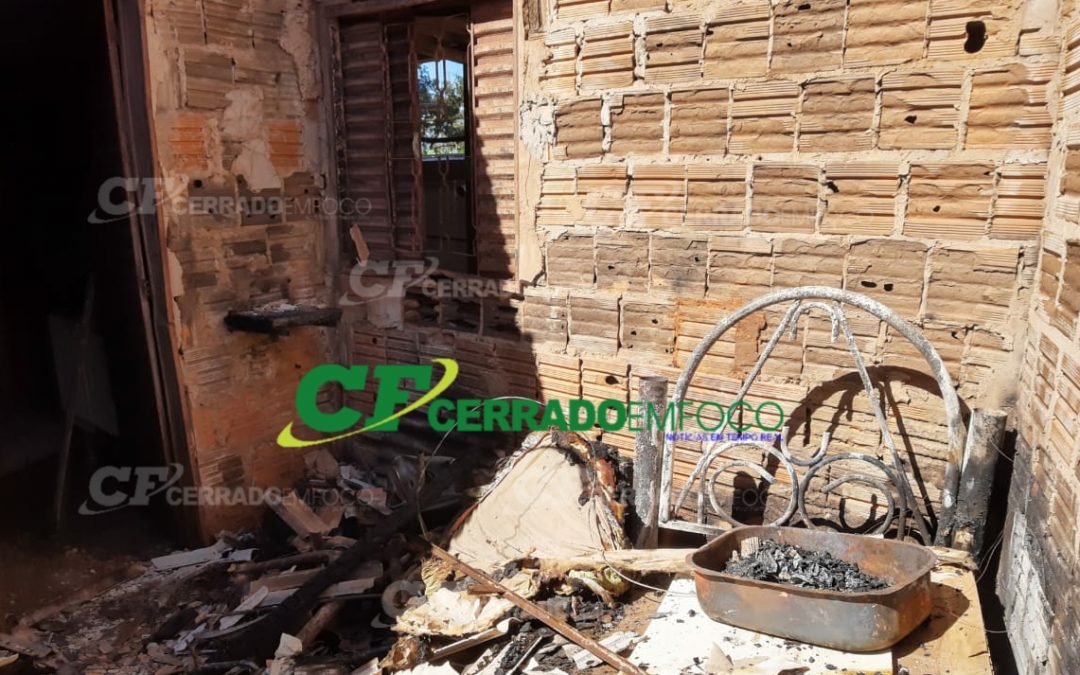 LEM: Morador pede ajuda após ter casa incendiada