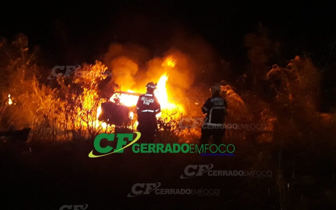 LEM: Veículo capota e pega fogo às margens da BR-020.
