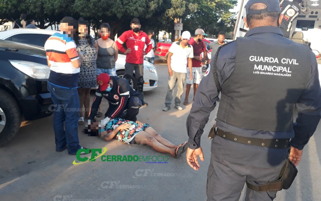 LEM: Mulher fica ferida após ser atropelada por motocicleta.