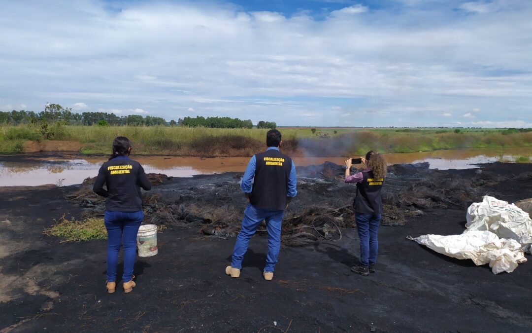 LEM: Queima de pneus é crime ambiental e pode gerar multa ou prisão de até cinco anos.