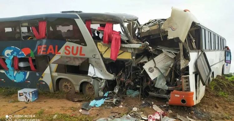 Correntina-BA: Batida entre dois ônibus deixa 4 mortos; 3 das vítimas são crianças.