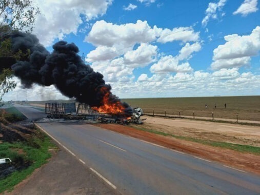 Acidente de caminhões na BA-460, entre Barreiras e Luís Eduardo Magalhães, na quarta-feira (08) Colisão frontal entre carreta Rodotrem vazia e caminhão tanque com Óleo Diesel Incêndio de grandes proporções e morte dos dois motoristas 17° Batalhão de Bombeiros Militar combateu as chamas e resgatou as vítimas Polícia Rodoviária Estadual e SAMU atuaram no local Corpos levados ao DPT de Barreiras para identificação Alerta sobre a segurança nas estradas e o respeito às leis de trânsito