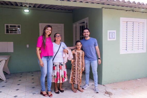 A secretária da Cidadania, Scheilla Bernardes, dona Maria José, a neta Rute e o prefeito Junior Marabá na entrega da reforma.